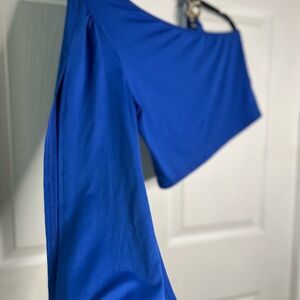 Long sleeve, open sleeve, one shoulder.